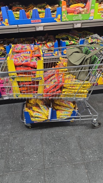 Einkaufswagen voller Wurfmaterial für den Umzug